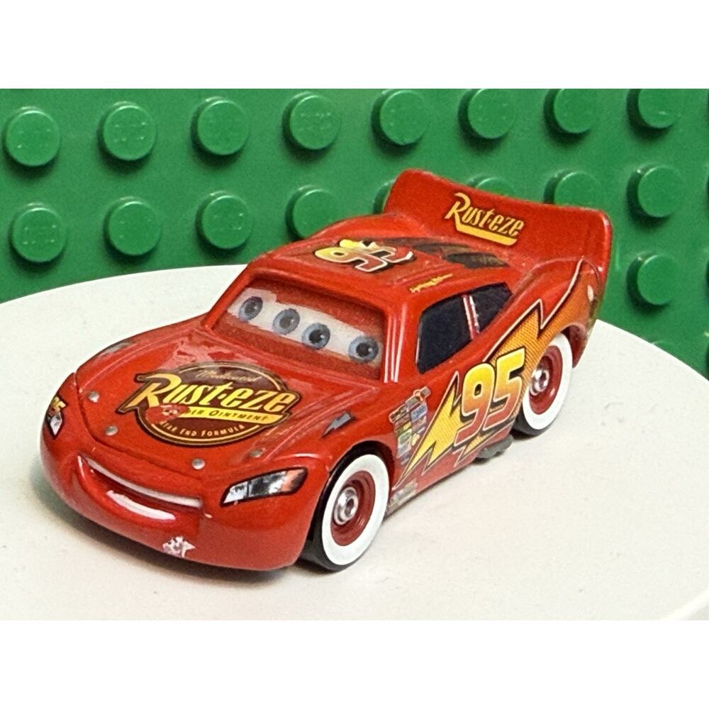 Disney Pixar Cars Whitewalls Lightning McQueen - Changing Eyes